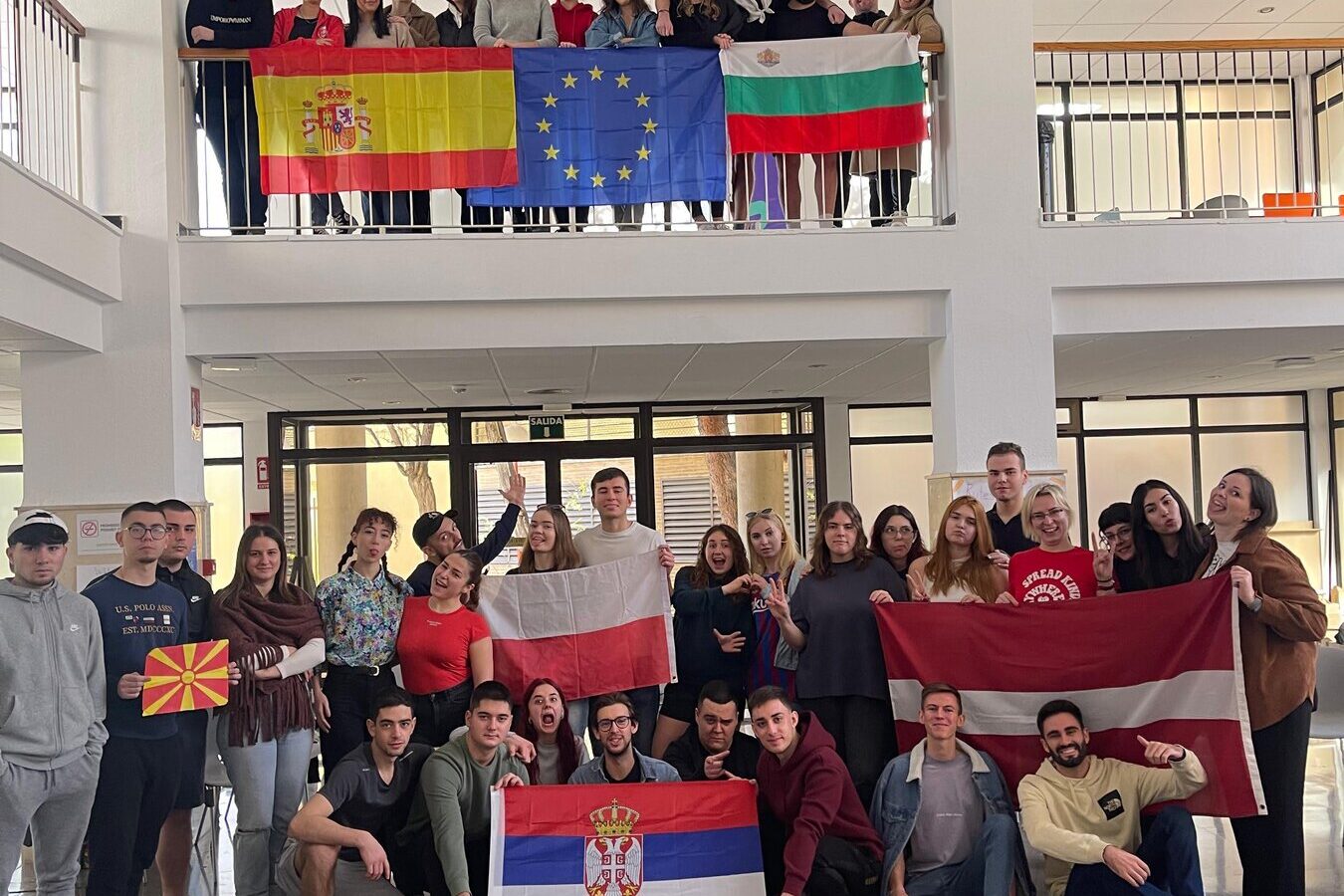 Grupo de jóvenes con banderas de sus países en un intercambio juvenil en Alicante