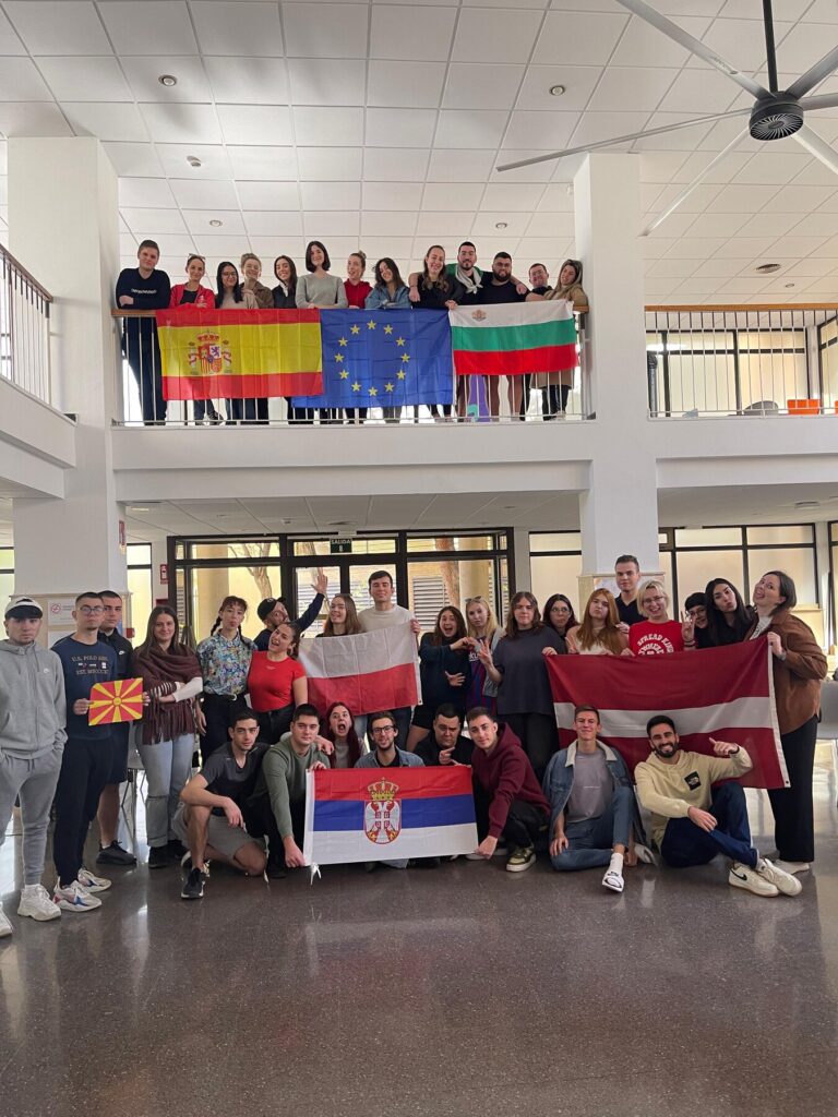 Grupo de jóvenes con banderas de sus países en un intercambio juvenil en Alicante
